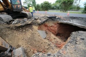 Rompimento de galeria causou cratera na freeway e não há previsão para liberação total da rodovia, diz CCR ViaSul