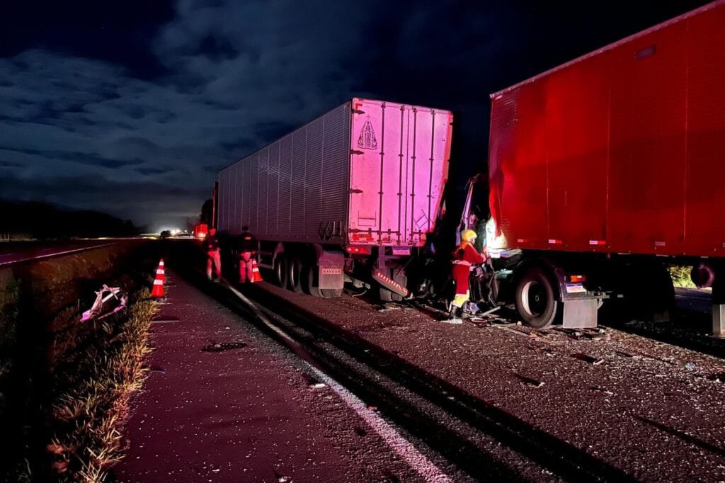 Freeway registra dois acidentes em sequência envolvendo caminhões na madrugada desta quinta 2 5068947 9a007c8e63e4933