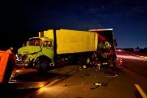 Freeway registra dois acidentes em sequência envolvendo caminhões na madrugada desta quinta