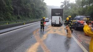 Acidente entre caminhão e furgão provoca filas no Morro dos Cavalos, em Palhoça