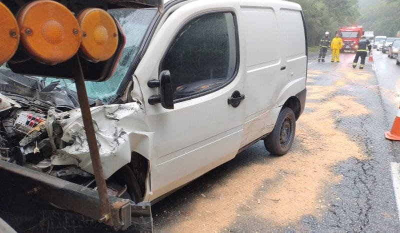Acidente entre caminhão e furgão provoca filas no Morro dos Cavalos em Palhoça Acidente entre caminhão e furgão provoca filas no Morro dos Cavalos em Palhoça