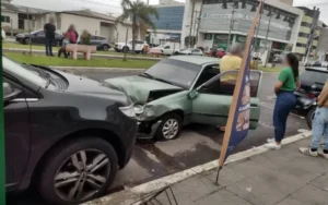 Motorista perde o controle do veículo e bate em outros carros na Avenida Emancipação, em Tramandaí