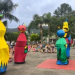 Bonecos gigantes encantam Osório no Circuito Teatro de Rua pelo Litoral Norte