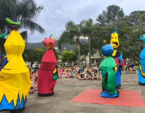 Bonecos gigantes encantam Osório no Circuito Teatro de Rua pelo Litoral Norte