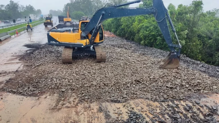 CCR ViaSul segue com serviços de recuperação da pista Oeste da Freeway, em Glorinha