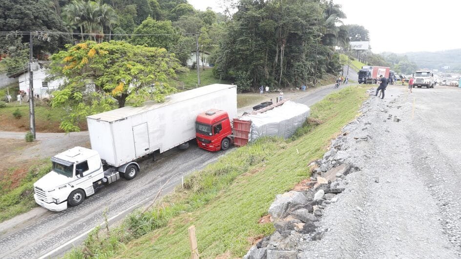 Caminhão tomba e complica trânsito na BR-470 em Blumenau - SC Caminhão tomba e complica trânsito na BR-470 em Blumenau - SC