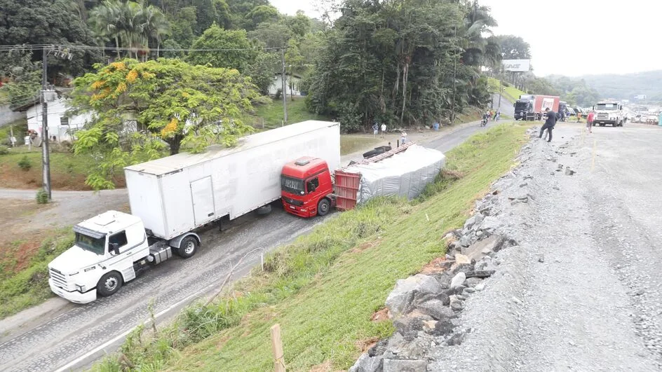 Caminhão tomba e complica trânsito na BR-470 em Blumenau - SC Caminhão tomba e complica trânsito na BR-470 em Blumenau - SC