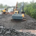 Mesmo com chuva, equipes trabalham no feriado para consertar buraco aberto na Freeway