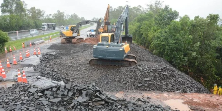 Mesmo com chuva, equipes trabalham no feriado para consertar buraco aberto na Freeway