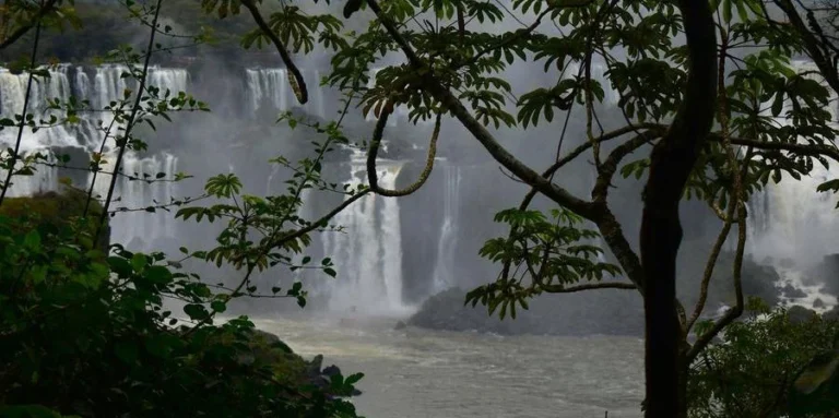 Falta de chuva faz vazão das cataratas do Iguaçu cair 95%