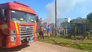 Incêndio destrói duas residências em Imbé