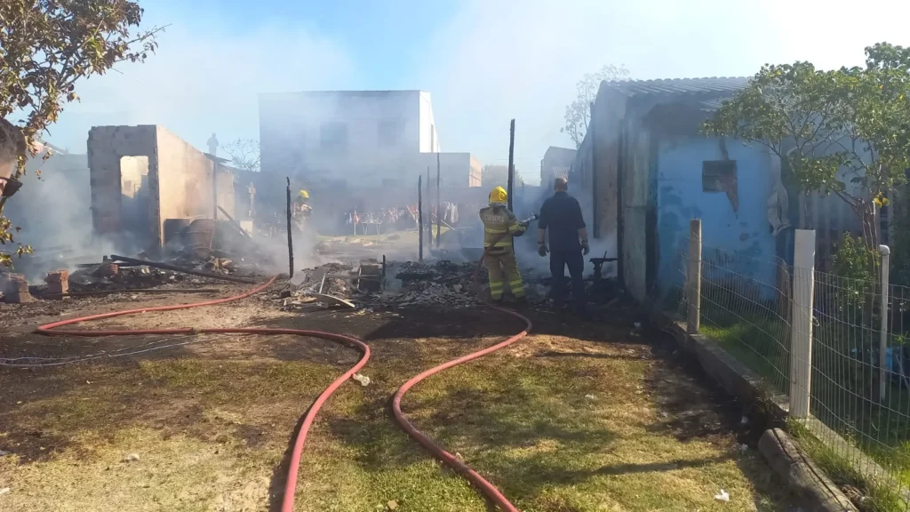 Incêndio destrói duas residências em Imbé 2 Incendio 03 141124