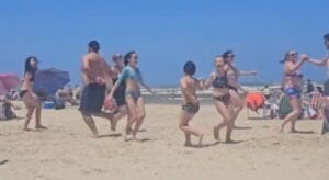 Grupo de banhistas encanta público em Capão da Canoa com versão praieira do “Baile da Mariquinha”
