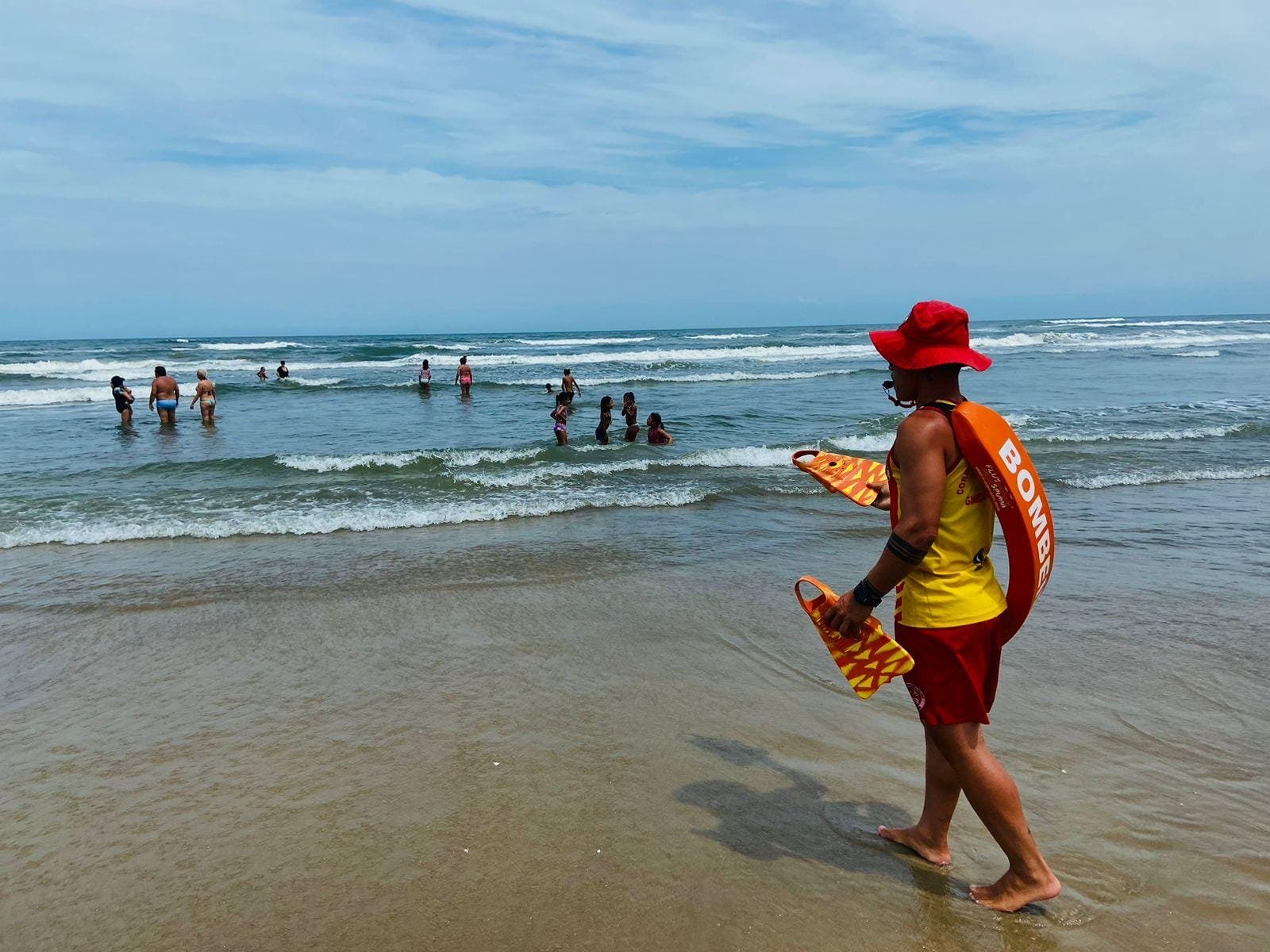 Verão 2024 SC Primeiro feriado da pré-temporada da Estação Verão tem 81 salvamentos por afogamento registrados em Santa Catarina