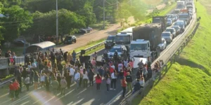 Moradores bloqueiam BR 116 e BR 290, em Porto Alegre
