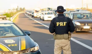 No retorno do feriado de Proclamação da República, Polícia Rodoviária Federal alerta sobre a proibição do uso do acostamento na Freeway