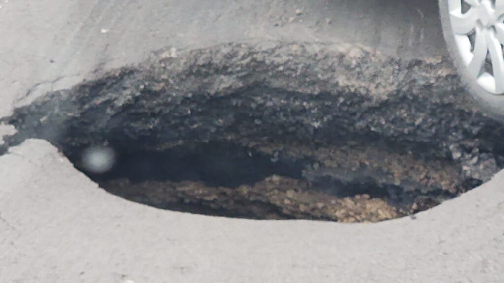 FREEWAY | Pelo menos cinco veículos foram danificados ao passar por um buraco que se abriu na pista da Freeway, no km 46, sentido Osório-Capital. FREEWAY | Pelo menos cinco veículos foram danificados ao passar por um buraco que se abriu na pista da Freeway, no km 46, sentido Osório-Capital.