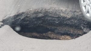 FREEWAY | Pelo menos cinco veículos foram danificados ao passar por um buraco que se abriu na pista da Freeway, no km 46, sentido Osório-Capital.