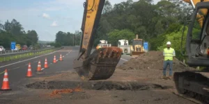 Rompimento de galeria teria causado buraco na freeway