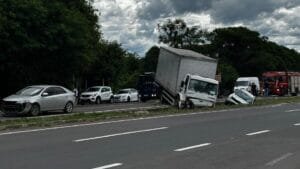 Acidente envolve caminhões e carros na ERS-239 em Taquara
