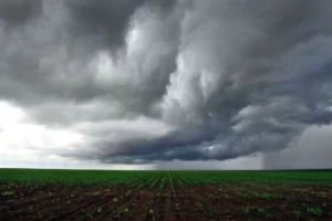 Frente fria provoca chuva em parte do RS neste Dia de Finados