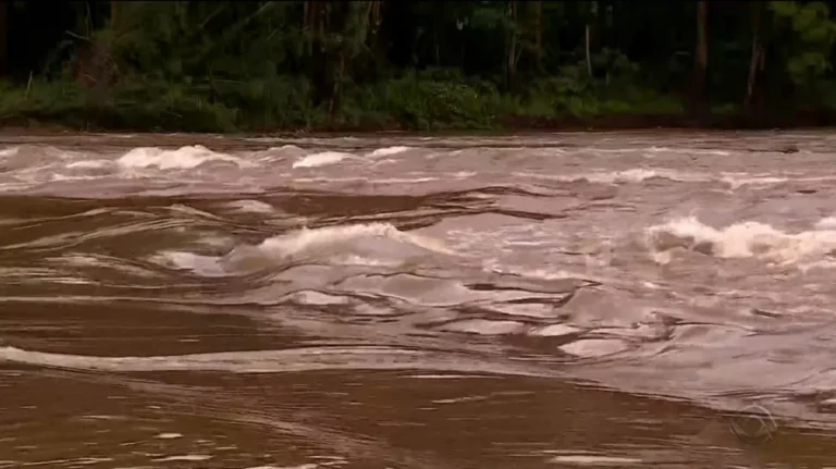 Chuva intensa deixa comunidades isoladas no Litoral Norte