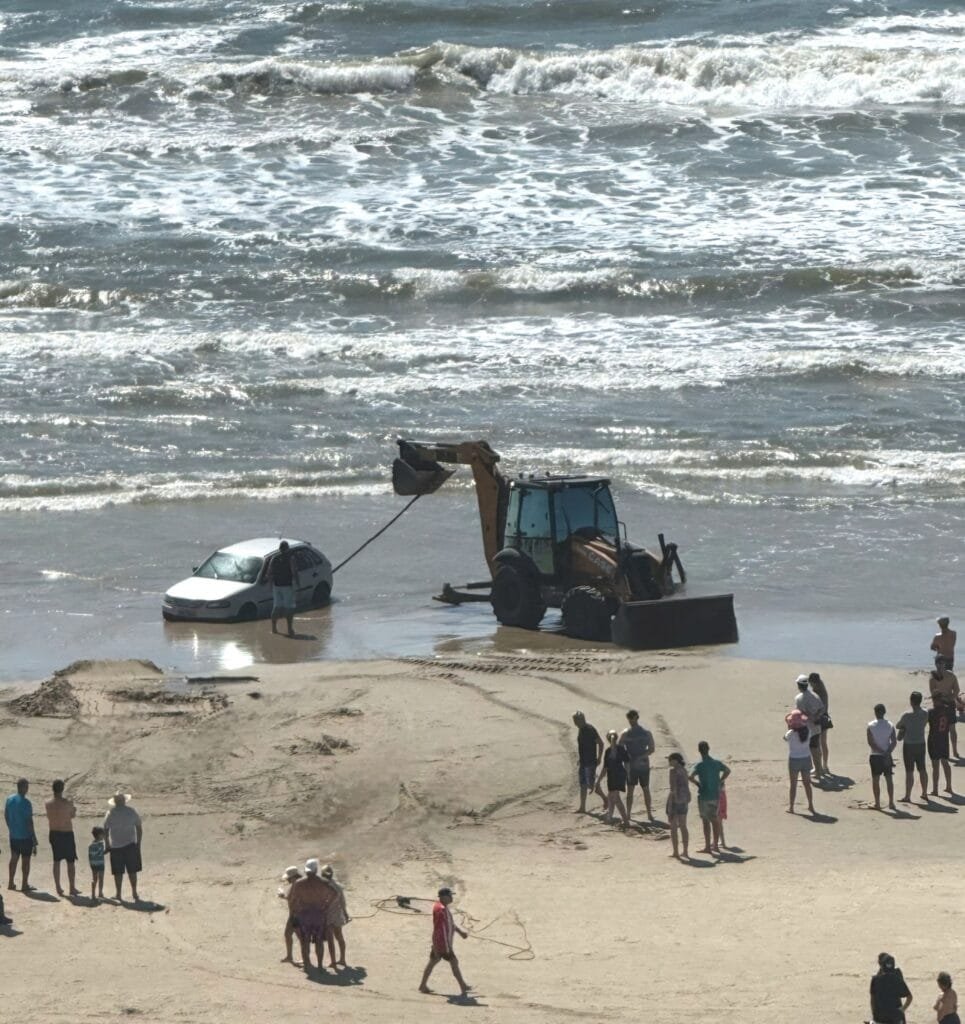 FERIADÃO | Carro abandonado na beira da praia chama atenção em Capão da Canoa FERIADÃO | Carro abandonado na beira da praia chama atenção em Capão da Canoa