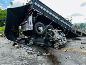 Acidente entre carreta, ônibus e carro deixa mais de 30 mortos em Minas Gerais