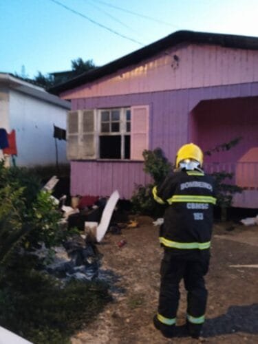 Chaleira elétrica provoca princípio de incêndio em residência em Catanduvas, SC
