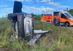 Mulher perde controle do veículo, sai da pista e capota na ERS-122, em Farroupilha