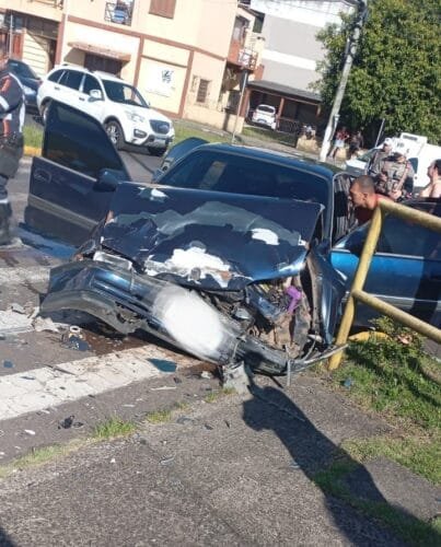 Acidente de trânsito foi registrado na rótula que liga as ruas Getúlio Vargas e Ângelo Gabriel Boff Guasseli, em Osório