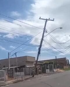 Postes inclinados deixam moradores de Osório em alerta após temporal