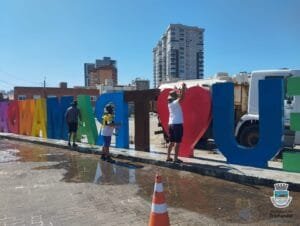 Secretaria de Obras de Tramandaí  promove pintura do Letreiro na Beira-Mar e do Chafariz na Praça da Tainha 