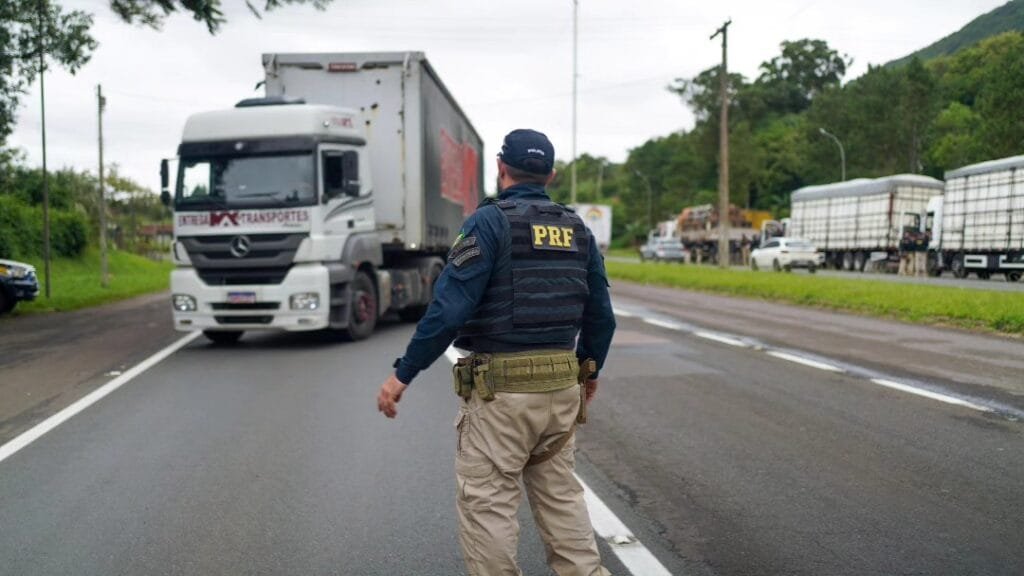 PRF-RS realiza 30ª edição da Operação Temática de Fiscalização de Pesos e Dimensões (OTEPED) 4 469428915 8513267775438208 6936908722698195367 n