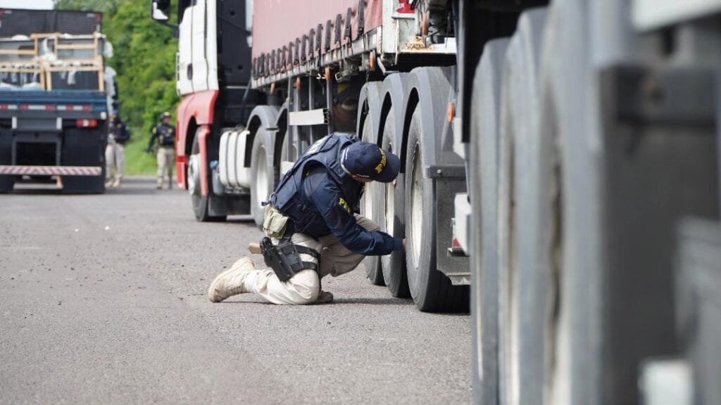 PRF-RS realiza 30ª edição da Operação Temática de Fiscalização de Pesos e Dimensões (OTEPED) 5 469471853 8513267765438209 5131056751468237183 n