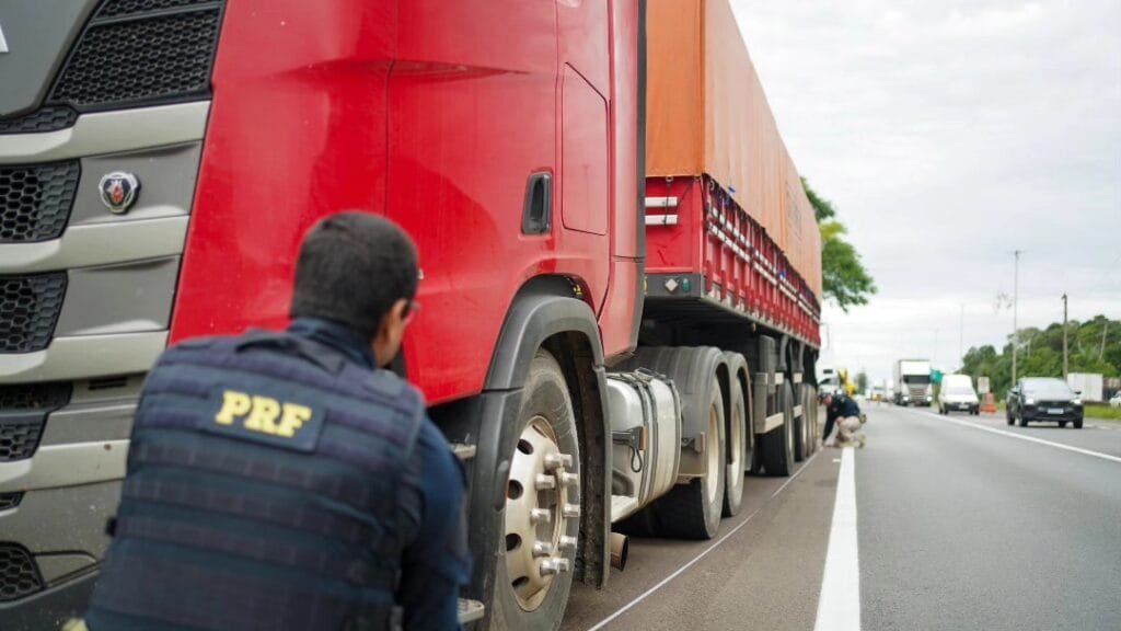 PRF-RS realiza 30ª edição da Operação Temática de Fiscalização de Pesos e Dimensões (OTEPED) 6 469587099 8513267768771542 2554085803557585044 n