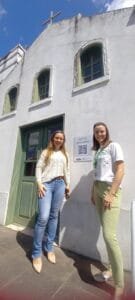 Placas informativas com QR Codes são instaladas em réplicas históricas no Museu da Vila Férrea, em Osório