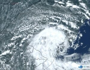 Ciclone subtropical Biguá avança sobre Porto Alegre com chuva forte e ventos de até 83 km/h