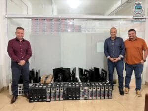 Prefeitura de Tramandaí recebe doação de computadores do TJRS.