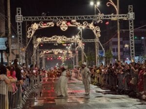 A parada “Um Encanto de Natal”, apresentada pelo Grupo Sorriso com Arte, levou para Av. Paraguassú, toda a magia do Natal