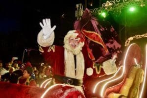 Nem a chuva impediu a realização da segunda noite da parada “Um Encanto de Natal” em Capão da Canoa