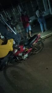 RAPAZ MORRE AO COLIDIR COM MOTO EM UMA RETROESCAVADEIRA