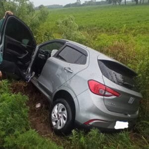 Veículo sai da pista na Estrada do Mar em Osório
