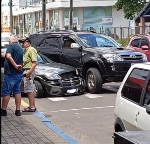 Colisão entre veículos no centro de Osório deixa apenas danos materiais