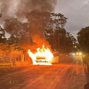 Incêndio destrói veículo no bairro Palmital, em Osório