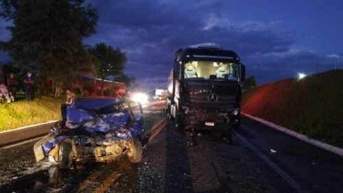 Morador de Irani morre na BR-153 após colisão entre caminhonete e caminhão
