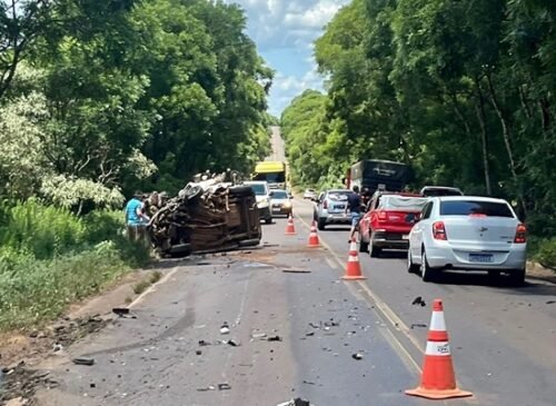 Colisão frontal na RS-406 em Nonoai deixa quatro feridos, com vítima presa nas ferragens