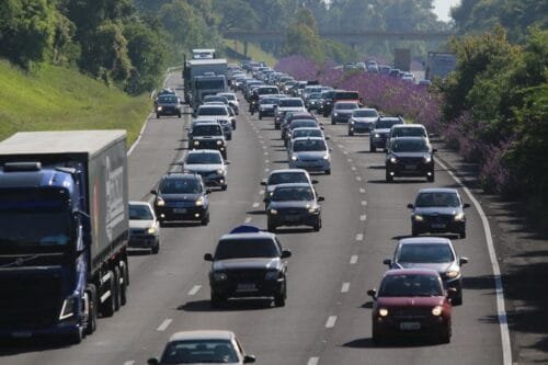 Com câmeras da CCR, motoristas começam a ser multados por uso do acostamento na Freeway