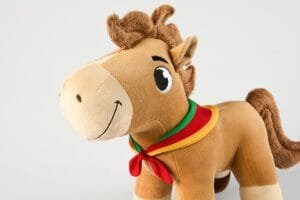 Marca gaúcha lança Cavalo Caramelo de brinquedo e lucro irá para escolas afetadas pela enchente no RS