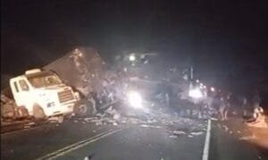 Acidente envolvendo dois ônibus e uma carreta na Bahia causa a morte de pelo menos cinco pessoas